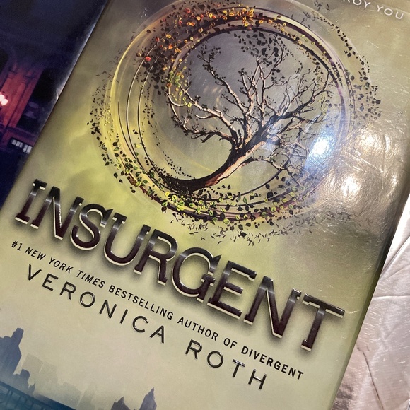 Suspects A novel by Danielle Steel and INSURGENT by Veronica Roth - Picture 3 of 8